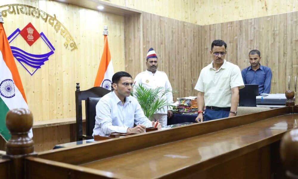 70 वर्षीय बुजुर्गों से अपने तीन नौनिहालों वाले बेटे बहु को बेदखल न करने का डीएम ने किया आग्रह