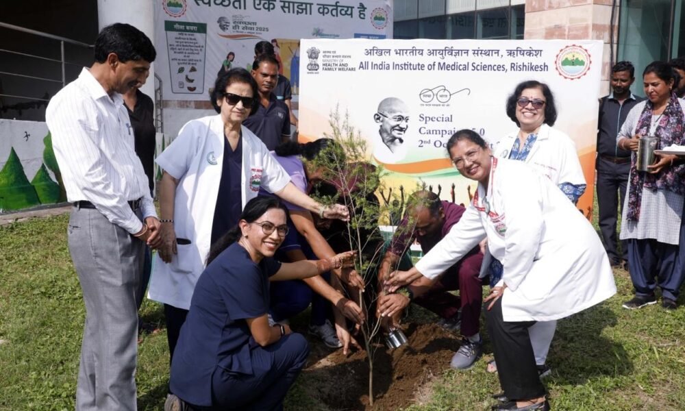 एम्स, ऋषिकेश के तत्वावधान में “एक पेड़ मां के नाम” थीम पर एक सार्थक पौधरोपण अभियान का आयोजन